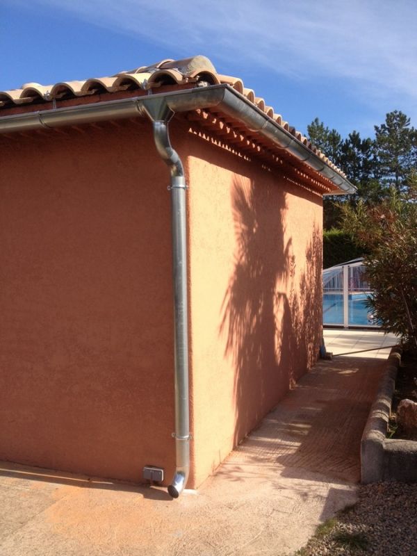 Gouttières et descentes en zinc Marseille